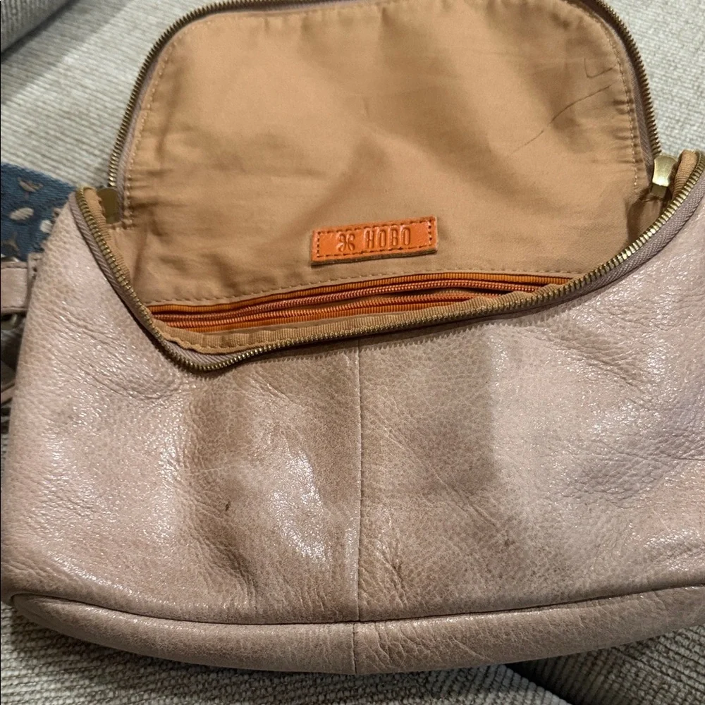 HOBO Blush Leather Crossbody Belt Bag with Gold Zipper - Picture 2 of 8